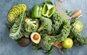 تصویر سبزیجات برگ سبز انتخاب مناسب برای رژیم غذایی کم کالری
