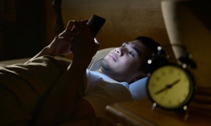 تصویر استفاده از گوشی قبل از خواب چه بلایی سر بدن می‌آورد؟