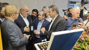 تصویر بازدید وزیر صمت از غرفه موسسه رازی در ششمین نمایشگاه ایران اکسپو