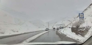 تصویر بارش برف سبب لغزندگی جاده کندوان شد ؛ رانندگان احتیاط کنند