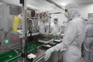 تصویر رونمایی از محصول نوآورانه واکسن طیور در شهرک صنعتی دارویی برکت