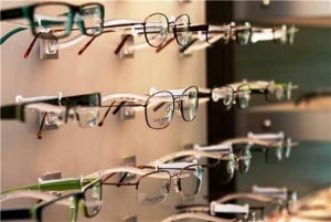 تصویر فروش اجباری عینک در مراکز معاینات چشم ؛ هشدار اتحادیه عینک‌سازان کرج