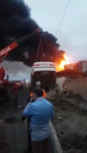 تصویر آتش سوزی کارخانه تصفیه روغن شهرک صنعتی چرمشهر بوئین زهرا، سه مفقودی و‌ دو مصدوم داشته است
