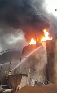 تصویر آتش‌سوزی واحد تولیدی خارج از محدوده استان البرز است