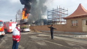 تصویر آتش سوزی یک واحد تولیدی در شهرک صنعتی اشتهارد مهار شد
