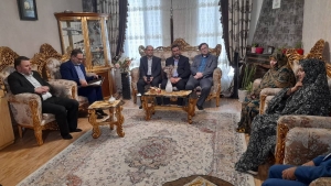 تصویر دیدار و تکریم خانواده شهدا با حضور معاون صنایع عمومی وزارت صمت در استان البرز