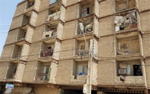 تصویر دستور قضایی برای تخلیه یک ساختمان هفت طبقه ناایمن در منطقه ۶ کرج