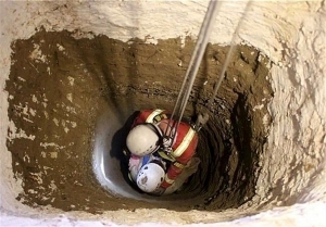 تصویر سقوط یک کارگر کرجی در چاه فاضلاب