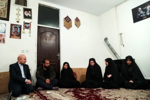 تصویر قالیباف با خانواده شهید عجمیان دیدار کرد