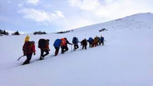 تصویر کوهنوردان با تیم های باشگاهی به ارتفاعات  البرز صعود کنند