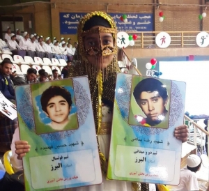 تصویر دانش آموزان البرز با حمل تمثال شهدا در مسابقات ورزشی کشور شرکت می کنند