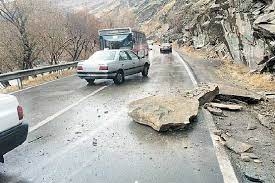 احتمال ریزش سنگ و اجتناب از سفرهای غیرضرور در جاده کرج - چالوس