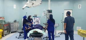 تصویر اولین عمل جراحی گروه زنان در بیمارستان شهید حاج قاسم سلیمانی