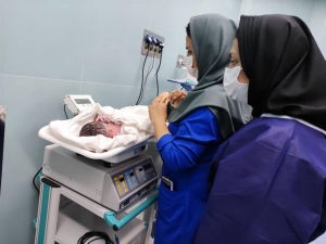 تصویر اولین نوزاد در بیمارستان شهید سلیمانی فردیس متولد شد