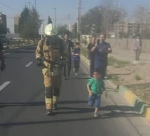 تصویر جوان البرزی رکورد دویدن با ادوات آتش نشانی را در ایران ثبت کرد