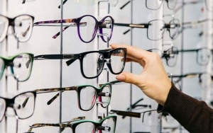 تصویر نسخه پیچی عینک‌های طبی در چندشنبه بازارهای کرج!