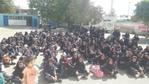 تصویر شروع سال تحصیلی دانش آموزان شهرستان چهار باغ با حضور کتابخانه‌ی سیار کانون البرز