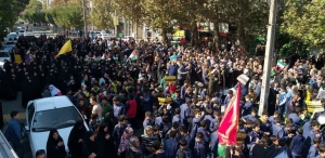 تصویر حضور گسترده مردم کرج در اعلام انزجار از رژیم کودک کش صهیونیستی آستان امامزاده حسن علیه السلام کرج