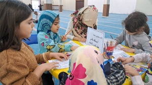 تصویر ایستگاه نقاشی و میز خدمت در مصلی نماز جمعه ساوجبلاغ برپا شد