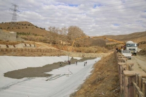 تصویر عملیات عایق‌بندی آبگیر دوم دهکده تفریحی باغستان
