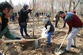 تصویر ۴۰۰ نهال با مشارکت کودکان‌ اُتیسم در باغ فاتح کرج کاشته شد