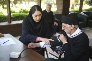 تصویر ارائه خدمات رایگان پزشکی به گردشگران در دهمین جشنواره لاله‌هایِ کرج