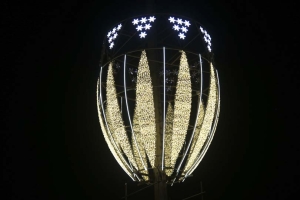 تصویر نصب اِلمان لوستر8 متری بر روی برج نوری میدان امام حسین (ع)
