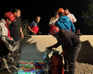 تصویر عملیات ۶ ساعته برای نجات ۲ فرد گرفتار شده در رودخانه کرج