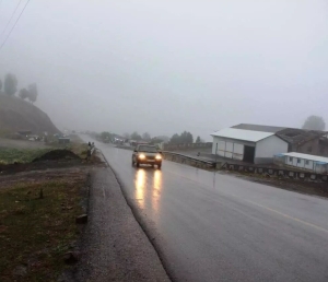 تصویر بارش باران و لغزندگی جاده چالوس