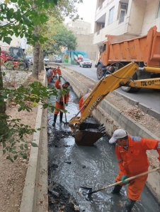 تصویر لایروبی انهار سطح شهر هشتگرد برای مقابله با بحران