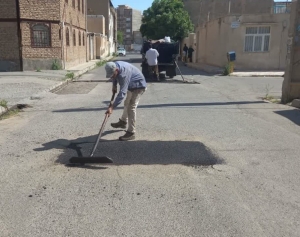 تصویر اجرای عملیات زیرسازی و لکه‌گیری آسفالت معابر سطح شهر ماهدشت