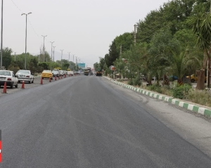 تصویر آغاز عملیات آسفالت‌ریزی مکانیزه در بلوار امام خمینی (ره) ماهدشت