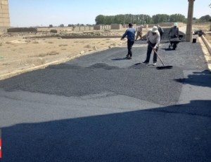 تصویر اجرای عملیات آسفالت‌ریزی در کوچه شهرک امور تربیتی توسط حوزه عمرانی شهرداری ماهدشت