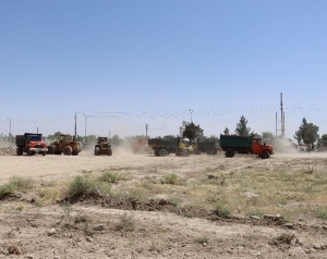 تصویر پاکسازی و جمع‌آوری نخاله در ابتدای خیابان تبوک ماهدشت