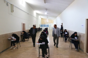 تصویر بازدید فرماندار از حوزه امتحانات نهایی شهرستان طالقان