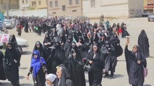 تصویر حضور پرشور امت حزب‌الله و انقلابی و شهید پرور محمدشهر در راهپیمایی ضد صهیونیستی بعد از نماز جمعه دشمن شکن این هفته
