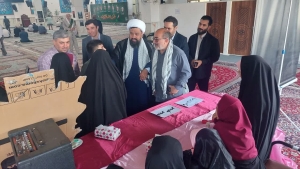 تصویر برپایی میز فرهنگی و جهاد تبیین به همراه اجرای گروه سرود نجم الناصحین در نماز جمعه نصر چهارباغ