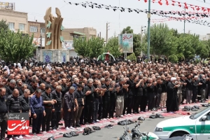 تصویر اجتماع بزرگ عاشورائیان با اقامه نماز جماعت در ماهدشت