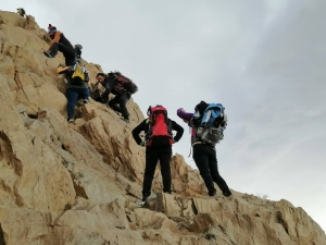 تصویر هشدار هلال احمر در خصوص پرهیز از طبیعت گردی در ارتفاعات البرز
