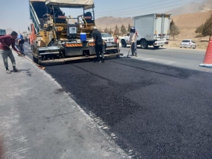 تصویر آغاز عملیات لکه‌گیری و روکش آسفالت گرم  در باند جنوبی آزادراه کرج–قزوین