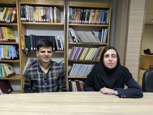 زوجی که با انگشتان خود کتاب پیدا می کنند ؛روشندلانی که خانه نشین نیستند