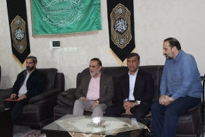 تصویر دیدار با خانواده شهیدان موسوی و برپایی میزخدمت در منطقه ۷ شهرداری کرج