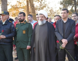 تصویر آیین غبارروبی و عطرافشانی گلزار شهدای ینگی‌امام، سرآغاز هفته فرهنگی هشتگرد