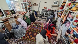 تصویر بازدید قائم‌مقام کمیته امداد کشور از طرح اشتغال قالی‌بافی در البرز