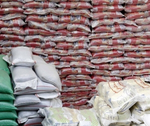 تصویر کشف و پلمب ۲ انبار برنج احتکار شده و لوازم آرایشی غیربهداشتی در البرز