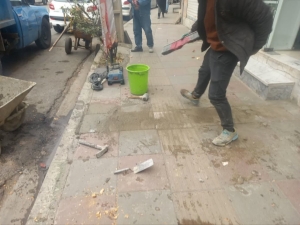 تصویر عملیات تعمیر کف‌پوش‌های تخریب‌شده خیابان شهید خوئینی هشتگرد