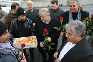 تصویر استاندار البرز با اهدای شاخه گل از کارگران پل قدردانی کرد