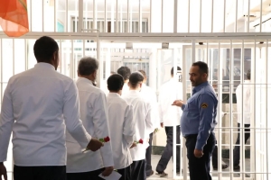 تصویر آزادی ۷۵ زندانی ندامتگاه قزلحصار به مناسبت روز پدر