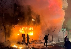 تصویر مسجد جامع گلشهر در آتش کینه اغتشاشگران سوخت‌