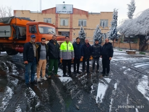تصویر آماده‌باش کامل و اقدام سریع حوزه معاونت خدمات شهری هشتگرد در زمان بارش برف